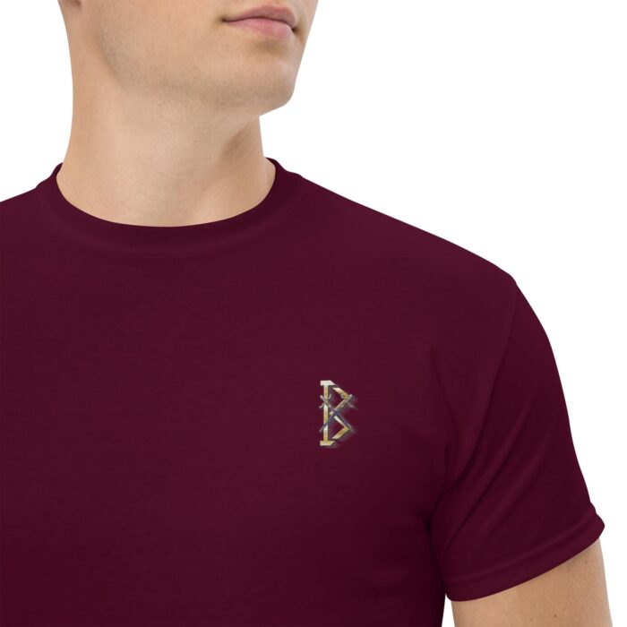 X Fashion Classic T-Shirt Herren Kastanienbraun – Nahaufnahme Druckdetail